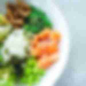 Bunte Bowl mit Lachs, Spinat, Reis und Avocado